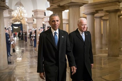 Foto de archivo de Barack Obama y Joe Biden en el Capitolio en el día de la juramentación de Donald Trump como presidente de EEUU. Ene 20, 2017. REUTERS/J. Scott Applewhite/Pool