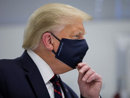 El presidente de Estados Unidos, Donald Trump, con la boca y la nariz protegidas por una mascarilla durante una visita al Centro de Innovación de Fujifilm Diosynth Biotechnologies en Morrrisville, Carolina del Norte, Estados Unidos, el 27 de julio de 2020. REUTERS/Carlos Barria