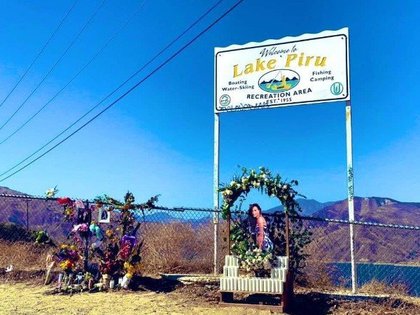 Entre flores y velas, una foto de Naya Rivera recibe a los visitantes del Lago Piru (Foto: Archivo)