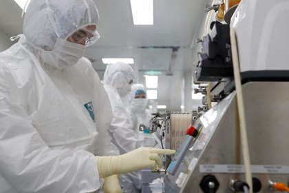 Un científico controla los parámetros del proceso de diafiltración del producto durante la investigación y el desarrollo de una vacuna contra la enfermedad por coronavirus (COVID-19) en un laboratorio de la empresa de biotecnología BIOCAD en San Petersburgo, Rusia, 11 de junio de 2020. (REUTERS / Anton Vaganov)