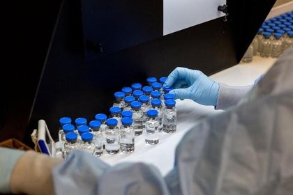 FOTO DE ARCHIVO. Un técnico de laboratorio inspecciona los viales llenos de remdesivir del fármaco para el tratamiento de la enfermedad por coronavirus en investigación (COVID-19) en una instalación de Gilead Sciences en La Verne, California, EEUU. 11 de marzo de 2020. Gilead Sciences Inc/Handout vía REUTERS