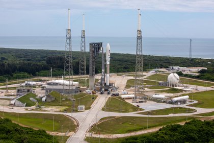 El cohete United Launch Alliance Atlas V llega a la plataforma de lanzamiento del Space Launch Complex 41 con el rover Mars Perseverance de la NASA.  (NASA/Ben Smegelsky)