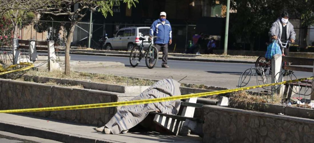 En Cochabamba, aparece otro cadáver en vía pública. Sería una persona en situación de calle. Fotos/David Flores/APG