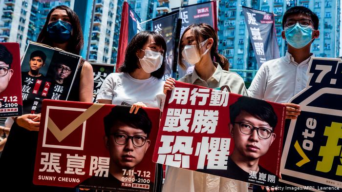Activista prodemocracia protestan contra el gobierno de Hong Kong.