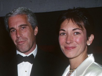 Jeffrey Epstein y Ghislaine Maxwell en un evento en Nueva York, 16 de mayo de 1995 (Patrick McMullan)
