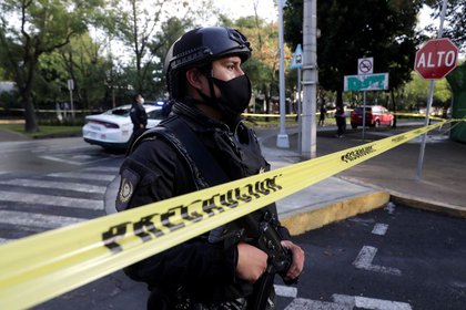 De acuerdo con InSight Crime, ha habido varios ejemplos históricos de cárteles y grupos criminales en México que proporcionan bienes esenciales a comunidades locales (Foto: REUTERS/Henry Romero)