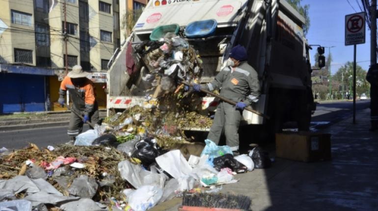 Camiones de EMSA recogen basura de La Cancha esta mañana. | Hernán Andia