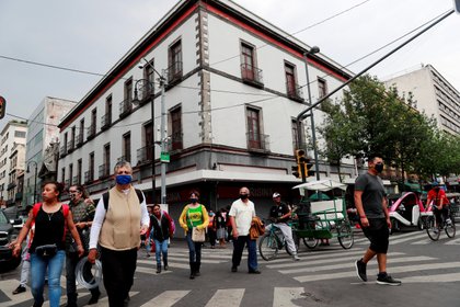 Personas con tapabocas caminan en la Ciudad de México. Foto: REUTERS/Carlos Jasso
