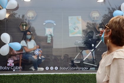 Las redes sociales de Baby Cabin Parade abrieron a mediados de julio y ya hay más de 40 citas programadas para los próximos meses en el área metropolitana de Monterrey, indicó Rogelio. (Foto: EFE) 