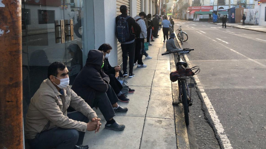 Personas hacen largas filas aguardando su turno para ser atendidos en una entidad financiera. Foto: Alejandro Orellana | Diario Opinión