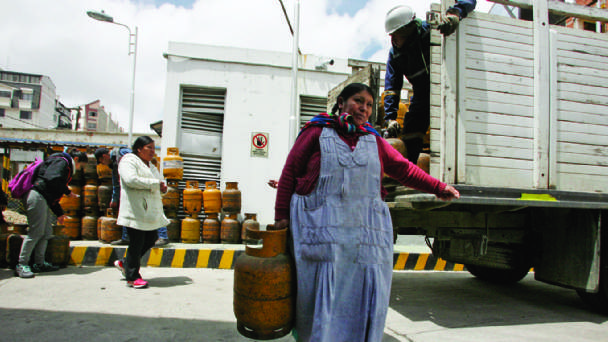 Se regulariza abastecimiento de combustibles en La Paz y El Alto ...