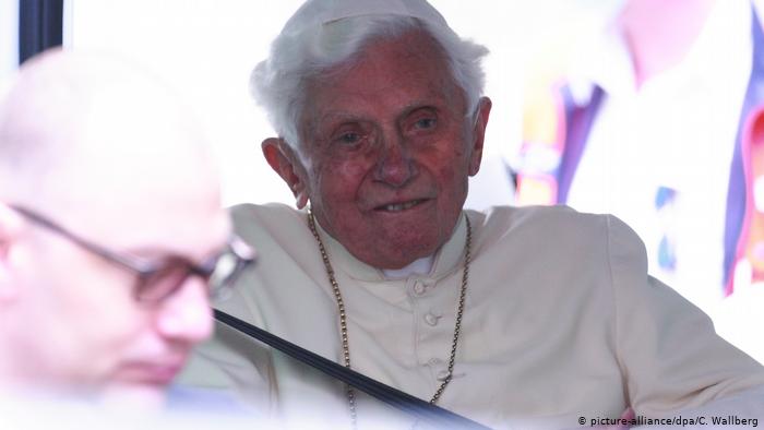 Deurschland Papst emeritus Benedikt XVI (picture-alliance/dpa/C. Wallberg)