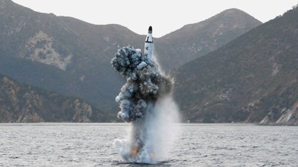 Un misil balístico disparado por un submarino de Corea del Norte durante un ensayo (KNCA/Reuters)