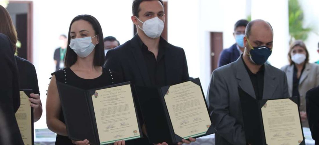Familiares del doctor recibieron la ley por parte de las autoridades. Fotos: Hernán Virgo