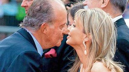 El rey Juan Carlos y Corinna Larsen, quien fuera su amante y quien supuestamente le administrara parte de su fortuna escondida (EFE)