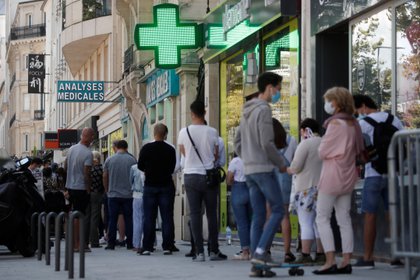 Gente haciendo fila en una farmacia de París (REUTERS/Benoit Tessier)
