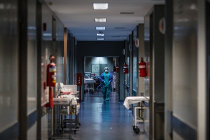 Un médico camina por un pasillo de un hospital (EFE/Juan Ignacio Roncoroni/Archivo)