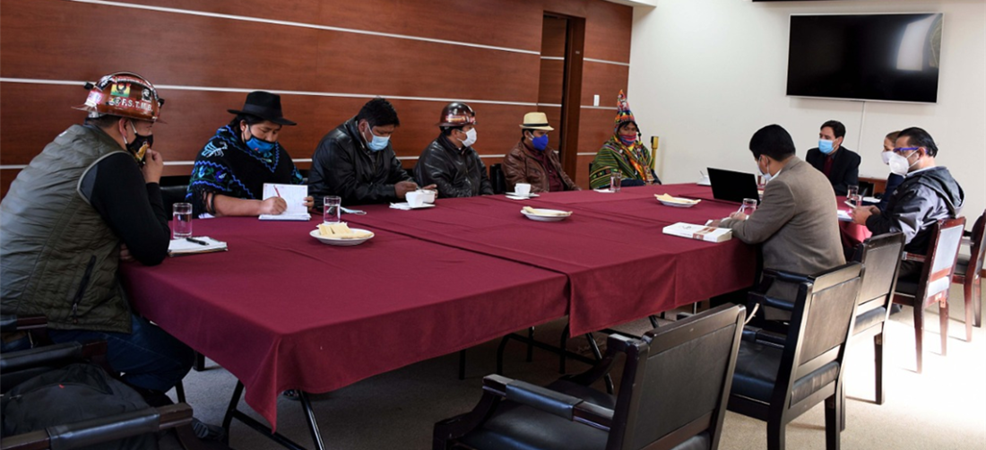 Reunión entre representantes del TSE y movilizados en la ciudad de La Paz. Foto. APG 