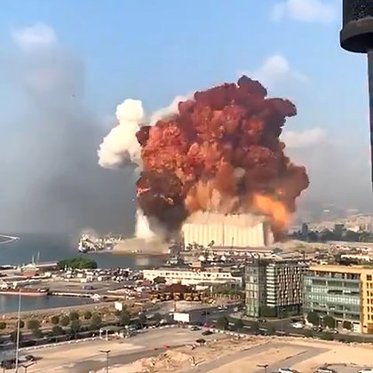 El momento de la explosión del depósito en el puerto