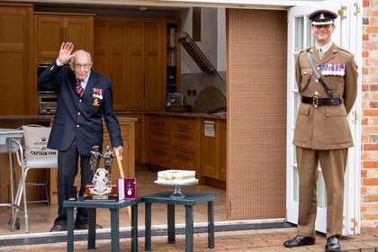 El ex oficial del ejército británico, el capitán Thomas Moore, nombrado primer coronel honorario del Army Foundation College en Harrogate, se encuentra con el teniente coronel Thomas Miller junto a sus medallas y regalos que recibió por su cumpleaños número 100 en Bedford, Gran Bretaña (Reuters)
