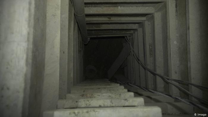 Imagen de archivo del túnel por el cual escapó de prisión en 2015 el narcotraficante Joaquín El Chapo Guzmán. Un pasadizo secreto similar a este fue encontrado en la zona fronteriza de Arizona. 