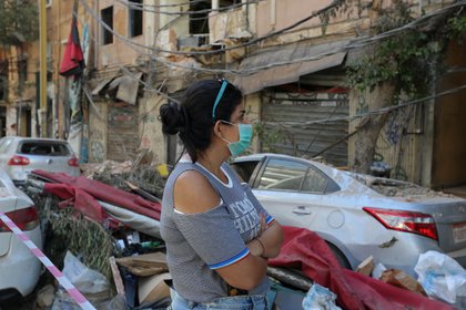 Una mujer mira la destrucción a su alrededor (REUTERS/Aziz Taher)
