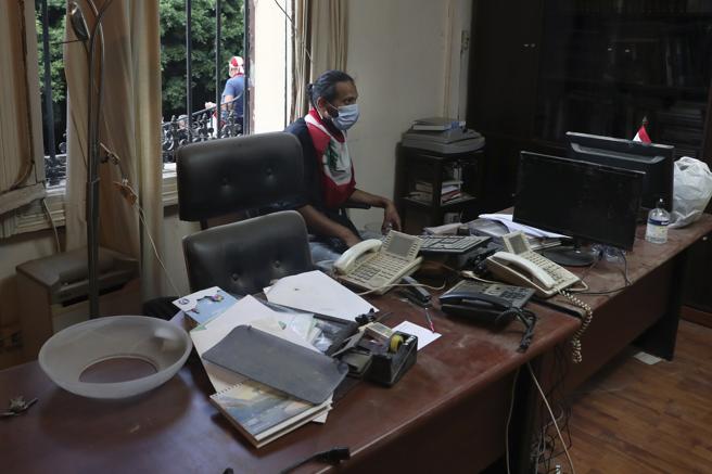 Un hombre permanece sentado en una de las oficinas del Ministerio de Asuntos Exteriores del Libano ocupado por los manifestantes