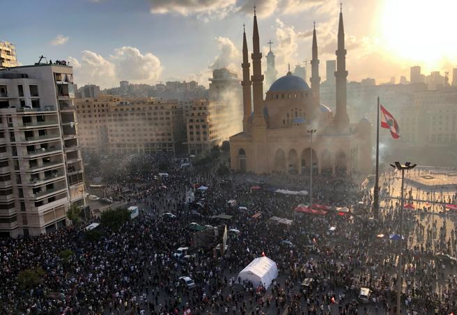 Miles de personas salieron a la calle para protestar contra el régimen libanés