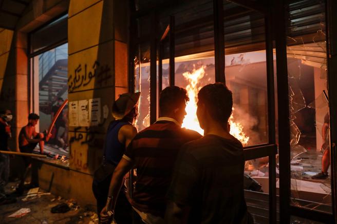 Los manifestantes incendiaron la sede de la Asociación de Bancos del Líbano, en el centro de Beirut