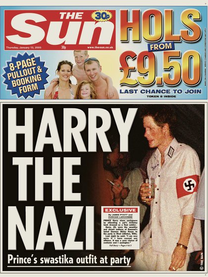 13 de enero de 2005. El príncipe Harry es portada de la revisa The Sun por disfrazarse de nazi en una fiesta de un amigo