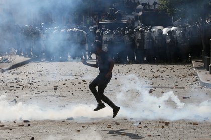 Un manifestante frente a los policías (REUTERS/Aziz Taher)