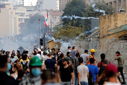 Miles de libaneses se manifiestan tras las explosiones que dejaron más de 150 muertos y 5.000 heridos (REUTERS/Thaier Al-Sudani)