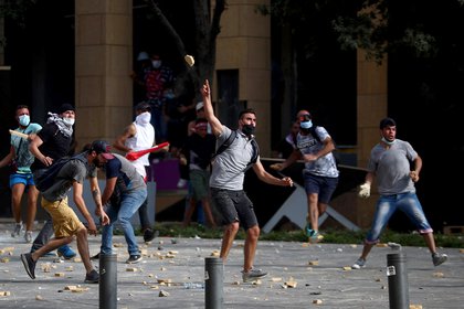 Manifestantes y policías se enfrentaron hoy en la capital libanesa al poco de comenzar una protesta (REUTERS/Hannah McKay)