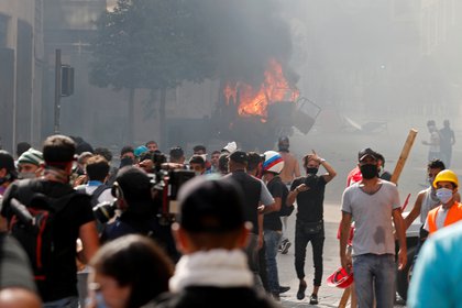 Muchos, con sus rostros tapados, llevaron piedras (REUTERS/Thaier Al-Sudani)