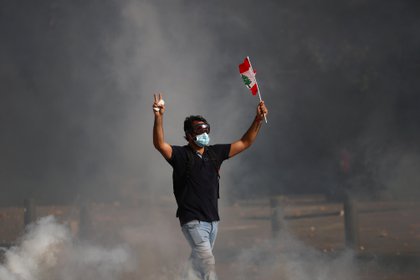 El contingente de fuerzas antidisturbios respondió con bombas lacrimógenas (REUTERS/Hannah McKay)