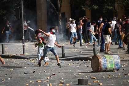 Un manifestante lanza piedras (REUTERS/Hannah McKay)