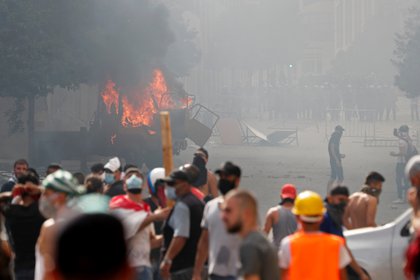 Un vehículo prendido fuego en medio de los disturbios (REUTERS/Thaier Al-Sudani)