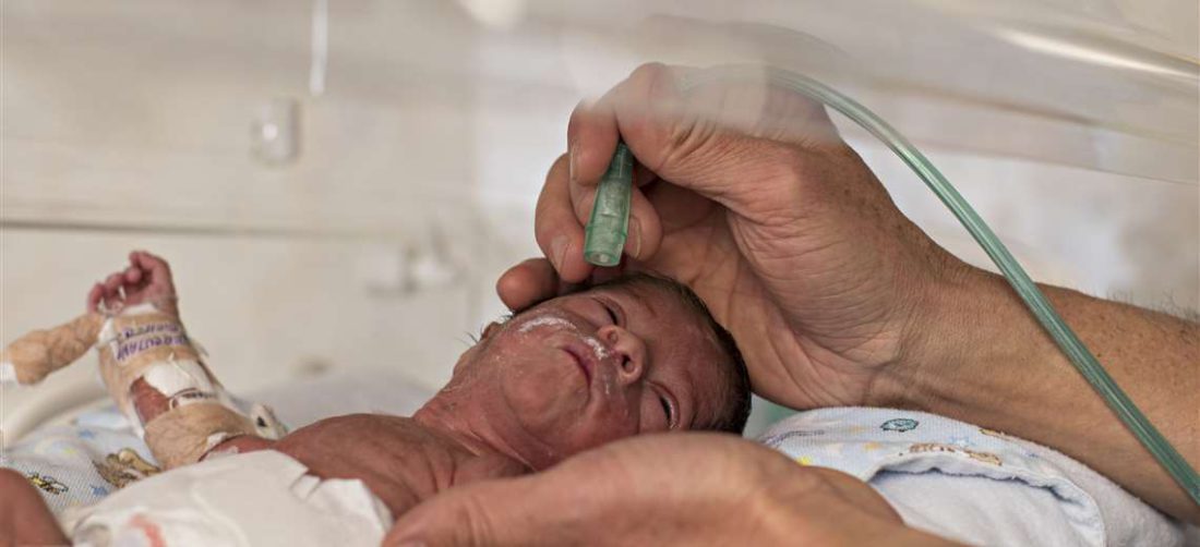 Un médico revisa a un recién nacido en la UTI de neonatología del Hospital de la Mujer/Foto:Patricio Crooker 