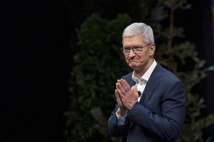 Tim Cook, durante una conferencia en 2019. El CEO de Apple alcanzó los mil millones de fortuna personal (Bloomberg)