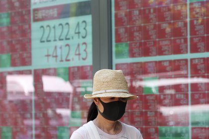 Una mujer cerca de la bolsa de Tokio. (AP Photo/Koji Sasahara)