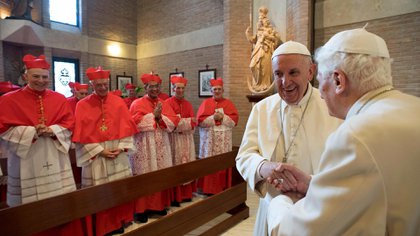 Francisco junto al papa emérito Benedicto XVI en un cónclave con cardenales. (AP)