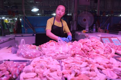 China detecta coronavirus en muestras de alitas de pollo de Brasil