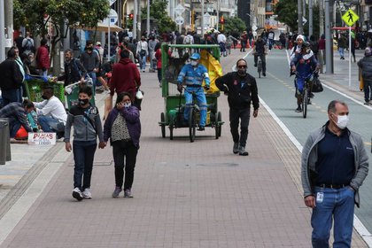 Personas con mascarillas caminan por una calle durante la cuarentena impuesta por el gobierno para reducir las tasas de contagio de COVID-19, en Bogotá, Colombia (REUTERS/Luisa González)