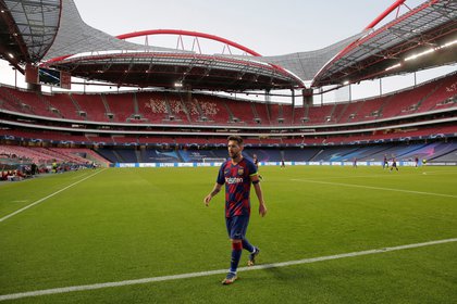 Lionel Messi siente que le falta compañía dentro del campo de juego (REUTERS)