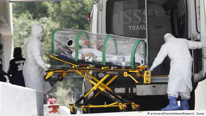 Transporte de un paciente de COVID-19 en Ciudad de México. Imagen del 16 de junio de 2020