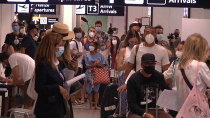 Pasajeros hacen fila para someterse a una prueba de coronavirus en el aeropuerto de Fiumicino en Roma (Aeroporti di Roma via REUTERS)