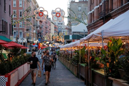 La gente camina por las terrazas al aire libre de los restaurantes en Manhattan, Nueva York (REUTERS / Andrew Kelly)