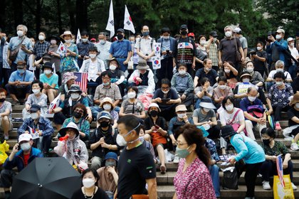 La protesta del sábado en Seúl. Un pastor ultraderechista que convocó al acto dio positivo y quedó hospitalizado (Reuters)