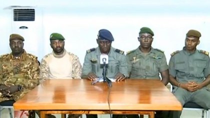 Esta imagen de video obtenida por AFP de la ORTM (Oficina de Radiodifusión-Televisión de Malí) el 19 de agosto de 2020 muestra a los líderes militares golpistas de Mali, que tomaron el poder y presionaron al Presidente Ibrahim Boubacar Keïta para que dimitiera, durante una conferencia de prensa (ORTM / AFP)