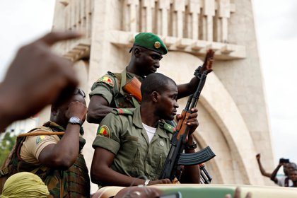Soldados del ejército maliense en la Plaza de la Independencia después de un motín, en Bamako, el 18 de agosto de 2020 (REUTERS/Moussa Kalapo)